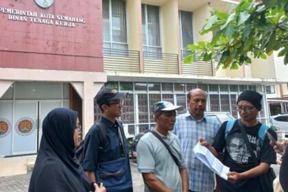Pekerja media SM didampingi penasihat hukumnya dari LBH Semarang menilik berkas anjuran tripartit dari Disnaker Kota Semarang. (ist)