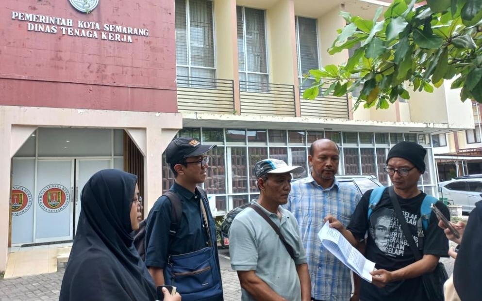 Pekerja media SM didampingi penasihat hukumnya dari LBH Semarang menilik berkas anjuran tripartit dari Disnaker Kota Semarang. (ist)