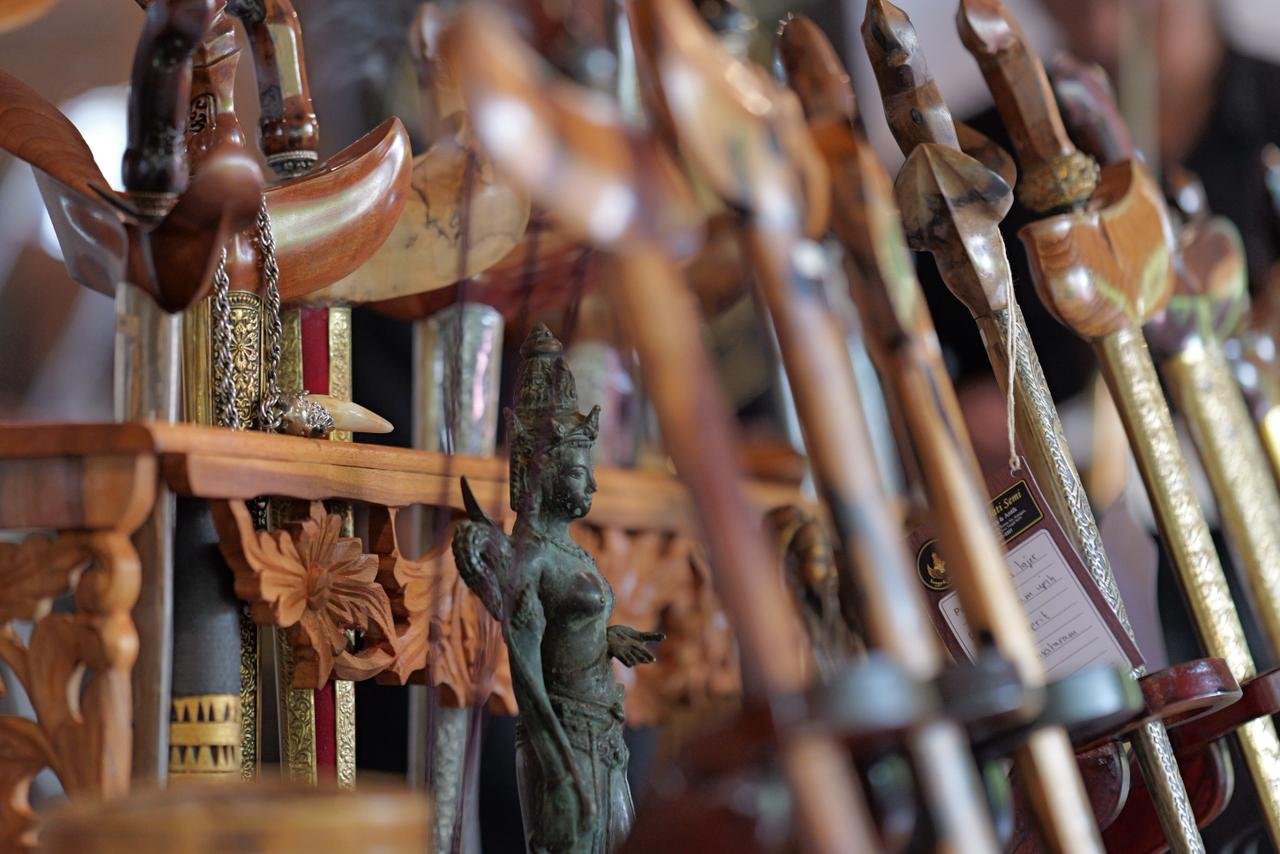 Koleksi berbagai macam keris yang dipamerkan dalam Pagelaran Nasional Syawalan Pusaka 2026 bertajuk “Telusur Jejak Pusaka Mataram Kuno” di Pendopo Pengayoman, Jumat (17/4/2026).