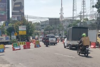 Pengendara melintas ke arah Jalan Gombel Baru yang dibikin dua arah setelah Jalan Gombel Lama ditutup mulai Senin (20/4/2026). (dul)