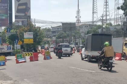 Pengendara melintas ke arah Jalan Gombel Baru yang dibikin dua arah setelah Jalan Gombel Lama ditutup mulai Senin (20/4/2026). (dul)