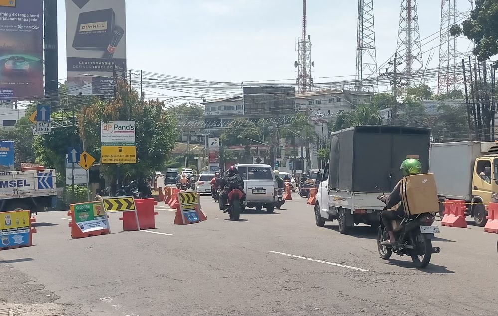 Pengendara melintas ke arah Jalan Gombel Baru yang dibikin dua arah setelah Jalan Gombel Lama ditutup mulai Senin (20/4/2026). (dul)
