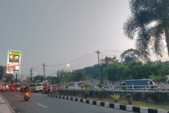 Kemacetan kendaraan terjadi di flyover Jatingaleh, Semarang, setelah penutupan Jalan Gombel Lama. (dul)
