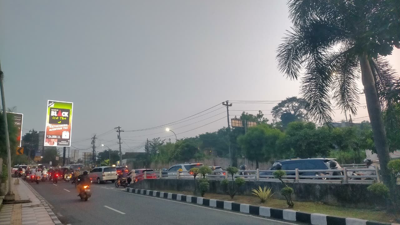 Kemacetan kendaraan terjadi di flyover Jatingaleh, Semarang, setelah penutupan Jalan Gombel Lama. (dul)