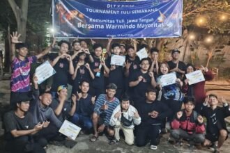 Para gamers foto bersama usai berlaga dalam turnamen Mobile Legends: Bang Bang di Warmindo Mayoritas, Semarang, Minggu (19/4/2026) malam. (ist)