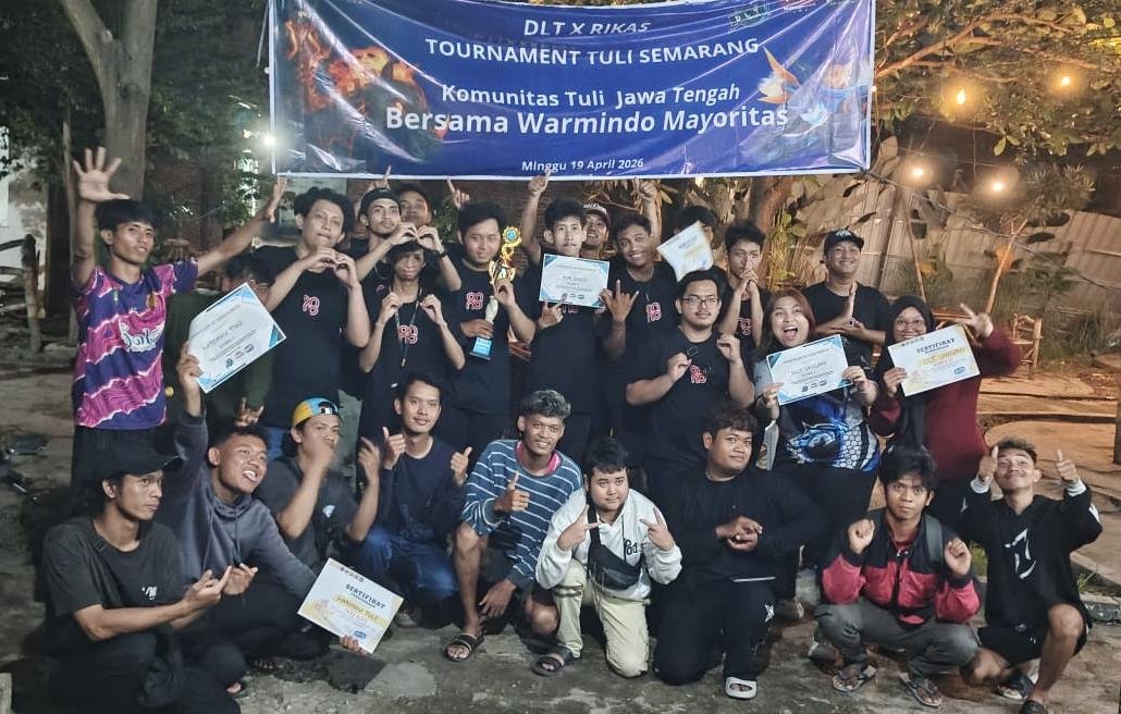 Para gamers foto bersama usai berlaga dalam turnamen Mobile Legends: Bang Bang di Warmindo Mayoritas, Semarang, Minggu (19/4/2026) malam. (ist)