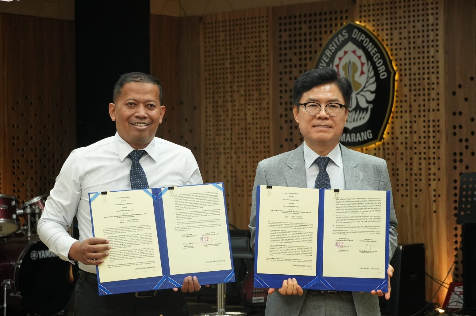 Rektor Undip Prof. Suharnomo dan Mr. Bang Hyun Sig mewakili PT Chung Giwa Indonesia menandatangani MoU, Senin (20/4/2026). (dok Undip)
