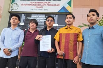 Kuasa hukum terpidan kasus penggelapan, Rayhan Abdillah dan tim menunjukkan pendaftaran PK di PN Semarang, Selasa (21/4/2026). (bae)