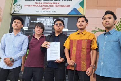 Kuasa hukum terpidan kasus penggelapan, Rayhan Abdillah dan tim menunjukkan pendaftaran PK di PN Semarang, Selasa (21/4/2026). (bae)