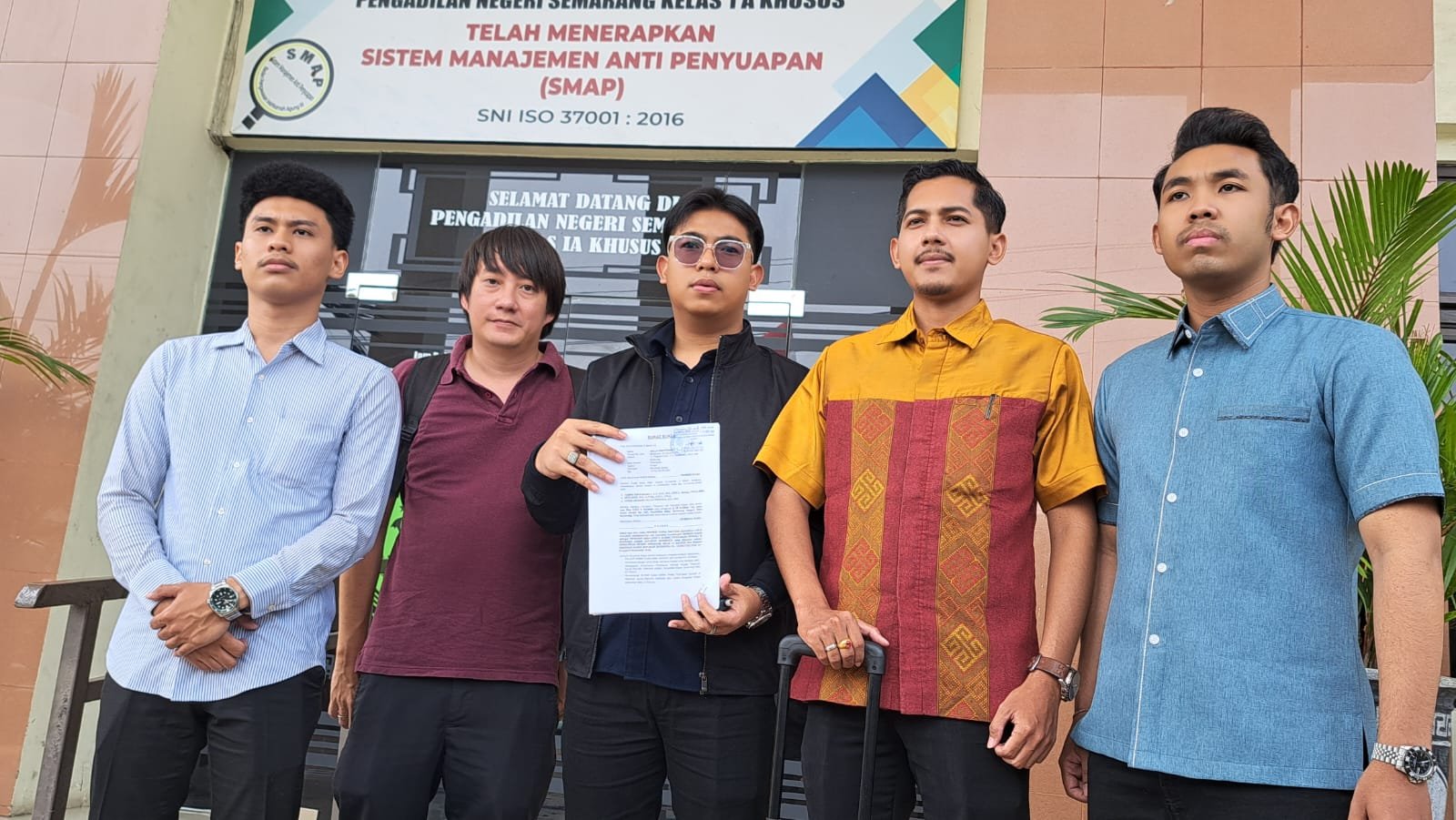 Kuasa hukum terpidan kasus penggelapan, Rayhan Abdillah dan tim menunjukkan pendaftaran PK di PN Semarang, Selasa (21/4/2026). (bae)