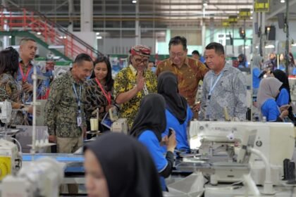 Bupati Temanggung Agus Gondrong meninjau lini produksi PT Shoenary Javanesia Inc (SJI) di Kecamatan Kranggan, Selasa (21/4/2026).