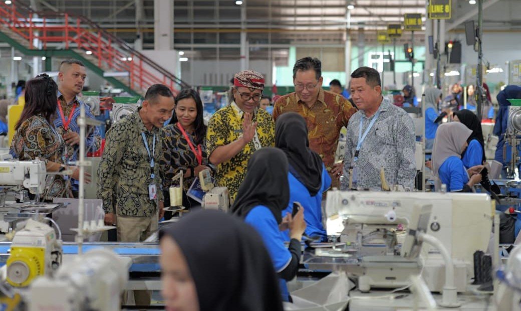 Bupati Temanggung Agus Gondrong meninjau lini produksi PT Shoenary Javanesia Inc (SJI) di Kecamatan Kranggan, Selasa (21/4/2026).