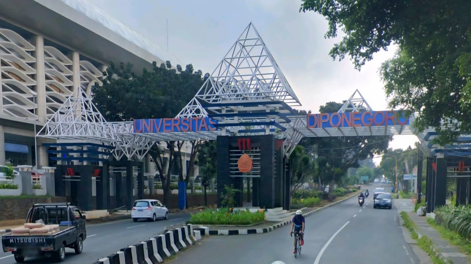Gapura Undip berdiri di Jalan Prof Soedarto. (google streat view)