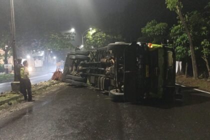 Petugas kepolisian mendatangi tempat kejadian perkara (TKP) Kecelakaan lalu lintas truk bermuatan triplek di Silayur, Ngaliyan, Kota Semarang, Rabu (22/4/2026) dini hari. (dul)