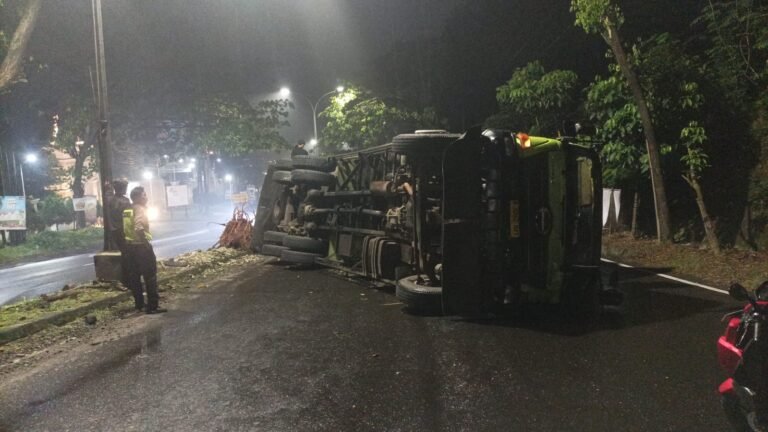 Petugas kepolisian mendatangi tempat kejadian perkara (TKP) Kecelakaan lalu lintas truk bermuatan triplek di Silayur, Ngaliyan, Kota Semarang, Rabu (22/4/2026) dini hari. (dul)