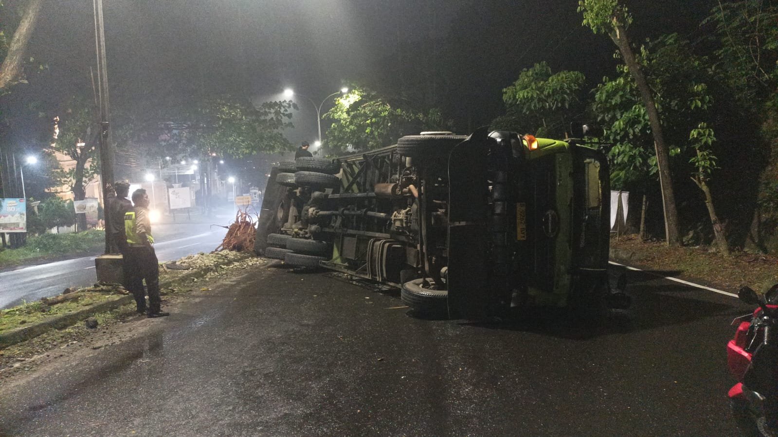 Petugas kepolisian mendatangi tempat kejadian perkara (TKP) Kecelakaan lalu lintas truk bermuatan triplek di Silayur, Ngaliyan, Kota Semarang, Rabu (22/4/2026) dini hari. (dul)
