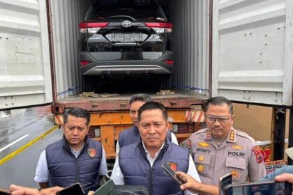 [11.26, 22/4/2026] Baihaqi Annizar - Jateng Today: Hoke2 [14.31, 22/4/2026] Baihaqi Annizar - Jateng Today: Ribuan Kendaraan Bodong Diselundupkan ke Timor Leste, Sindikat Dibongkar Polisi BACAAJA, SEMARANG - Praktik penyelundupan kendaraan bodong lintas negara kebongkar. Polda Jateng mengungkap sindikat yang sudah beroperasi sejak lama. Jumlahnya nggak sedikit. Ada 1.727 kendaraan yang diduga sudah dikirim ke Timor Leste sejak awal 2025. Kasus ini mulai terendus sejak Januari 2026. Polisi dapat info soal pengiriman kendaraan tanpa dokumen lengkap. Dirreskrimsus Kombes Pol Djoko Julianto bilang, kecurigaan muncul dari kontainer berisi kendaraan yang cuma dilengkapi STNK. Bahkan ada yang tanpa surat jelas. Petugas lalu bergerak cepat. Satu kontainer diamankan di Exit Tol Krapyak, isinya 17 motor dan 2 mobil. Selang beberapa waktu, satu kontainer lagi disikat di Exit Tol Banyumanik. Muatannya serupa, kendaraan tanpa dokumen sah. Penyelidikan terus dikembangkan. Polisi kemudian menuju gudang di wilayah Wonosari, Klaten. Di sana ditemukan lagi belasan motor dan dua truk. Semuanya sudah siap dikirim ke luar negeri. Dua orang ditetapkan sebagai tersangka. AT (49) warga Klaten dan SS (52) warga Jakarta Selatan. AT berperan sebagai pemodal sekaligus penghubung ke pembeli di Timor Leste. Dia juga yang menyediakan kendaraan dari berbagai sumber. Sementara SS jadi perantara. Tugasnya mencarikan jasa ekspedisi untuk pengiriman. Modusnya cukup rapi. Kendaraan dikumpulkan lalu dibuatkan dokumen ekspor fiktif. Setelah itu, kendaraan dikirim lewat kontainer melalui Pelabuhan Tanjung Priok. Barang bukti yang diamankan cukup banyak. Mulai dari puluhan motor, mobil, truk, hingga dokumen dan ponsel. “Total kendaraan yang berhasil diamankan sebanyak 52 unit, terdiri dari 46 sepeda motor, 4 mobil, dan 2 truk,” kata Djoko. Selama beroperasi, sindikat ini sudah mengirim sekitar 52 kontainer. Total kendaraan yang diselundupkan mencapai 1.727 unit. Nilai transaksi diperkirakan lebih dari Rp50 miliar. Keuntungan pelaku ditaksir lebih dari Rp10 miliar. “Kasus ini masih kami kembangkan untuk menelusuri kemungkinan keterlibatan pihak lain,” tegasnya. Polisi juga membuka kesempatan bagi warga yang merasa kehilangan kendaraan. Silakan datang ke Polda Jateng dengan membawa bukti kepemilikan. “Kalau identitasnya cocok, kendaraan akan diserahkan langsung tanpa biaya,” ujarnya. *bae [14.32, 22/4/2026] Baihaqi Annizar - Jateng Today: Polisi menunjukkan barang bukti kendaraan bodong yang hendak diselundupkan, Rabu (22/4/2026). (ist)