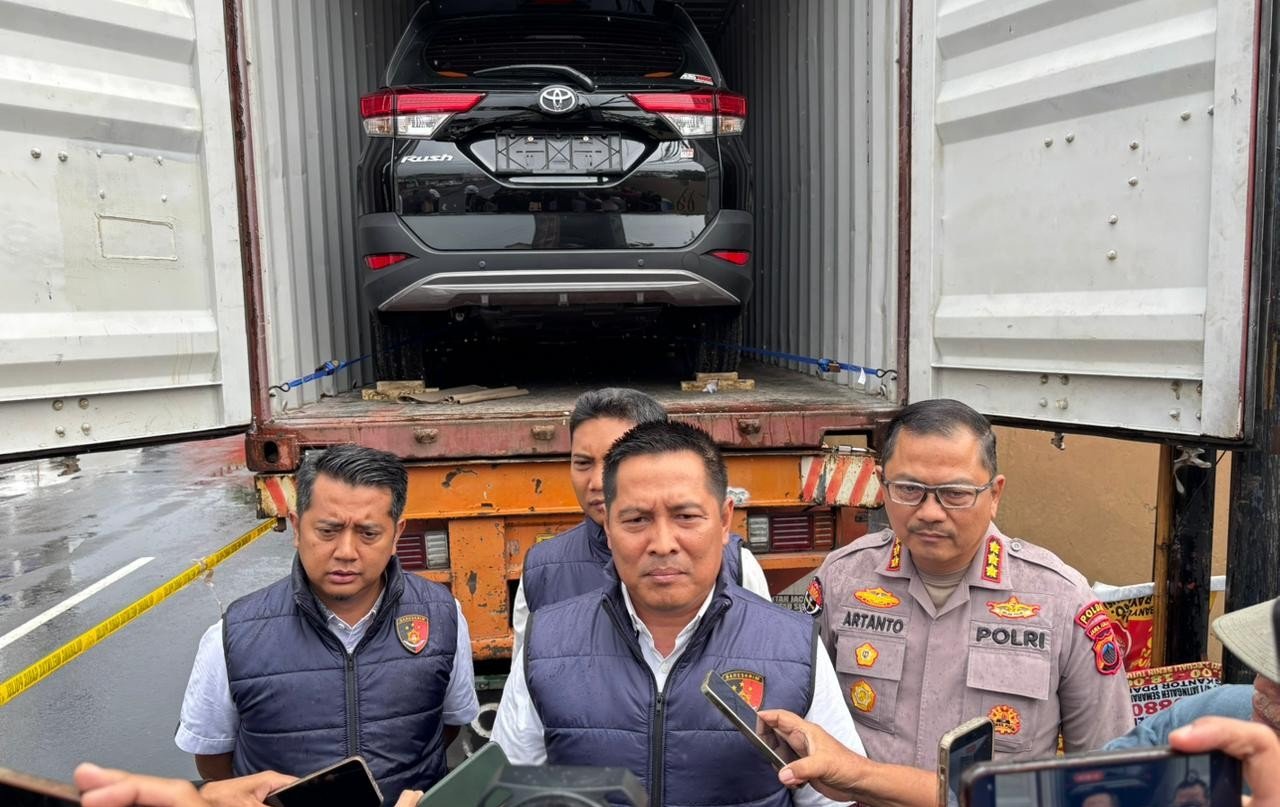 [11.26, 22/4/2026] Baihaqi Annizar - Jateng Today: Hoke2 [14.31, 22/4/2026] Baihaqi Annizar - Jateng Today: Ribuan Kendaraan Bodong Diselundupkan ke Timor Leste, Sindikat Dibongkar Polisi BACAAJA, SEMARANG - Praktik penyelundupan kendaraan bodong lintas negara kebongkar. Polda Jateng mengungkap sindikat yang sudah beroperasi sejak lama. Jumlahnya nggak sedikit. Ada 1.727 kendaraan yang diduga sudah dikirim ke Timor Leste sejak awal 2025. Kasus ini mulai terendus sejak Januari 2026. Polisi dapat info soal pengiriman kendaraan tanpa dokumen lengkap. Dirreskrimsus Kombes Pol Djoko Julianto bilang, kecurigaan muncul dari kontainer berisi kendaraan yang cuma dilengkapi STNK. Bahkan ada yang tanpa surat jelas. Petugas lalu bergerak cepat. Satu kontainer diamankan di Exit Tol Krapyak, isinya 17 motor dan 2 mobil. Selang beberapa waktu, satu kontainer lagi disikat di Exit Tol Banyumanik. Muatannya serupa, kendaraan tanpa dokumen sah. Penyelidikan terus dikembangkan. Polisi kemudian menuju gudang di wilayah Wonosari, Klaten. Di sana ditemukan lagi belasan motor dan dua truk. Semuanya sudah siap dikirim ke luar negeri. Dua orang ditetapkan sebagai tersangka. AT (49) warga Klaten dan SS (52) warga Jakarta Selatan. AT berperan sebagai pemodal sekaligus penghubung ke pembeli di Timor Leste. Dia juga yang menyediakan kendaraan dari berbagai sumber. Sementara SS jadi perantara. Tugasnya mencarikan jasa ekspedisi untuk pengiriman. Modusnya cukup rapi. Kendaraan dikumpulkan lalu dibuatkan dokumen ekspor fiktif. Setelah itu, kendaraan dikirim lewat kontainer melalui Pelabuhan Tanjung Priok. Barang bukti yang diamankan cukup banyak. Mulai dari puluhan motor, mobil, truk, hingga dokumen dan ponsel. “Total kendaraan yang berhasil diamankan sebanyak 52 unit, terdiri dari 46 sepeda motor, 4 mobil, dan 2 truk,” kata Djoko. Selama beroperasi, sindikat ini sudah mengirim sekitar 52 kontainer. Total kendaraan yang diselundupkan mencapai 1.727 unit. Nilai transaksi diperkirakan lebih dari Rp50 miliar. Keuntungan pelaku ditaksir lebih dari Rp10 miliar. “Kasus ini masih kami kembangkan untuk menelusuri kemungkinan keterlibatan pihak lain,” tegasnya. Polisi juga membuka kesempatan bagi warga yang merasa kehilangan kendaraan. Silakan datang ke Polda Jateng dengan membawa bukti kepemilikan. “Kalau identitasnya cocok, kendaraan akan diserahkan langsung tanpa biaya,” ujarnya. *bae [14.32, 22/4/2026] Baihaqi Annizar - Jateng Today: Polisi menunjukkan barang bukti kendaraan bodong yang hendak diselundupkan, Rabu (22/4/2026). (ist)