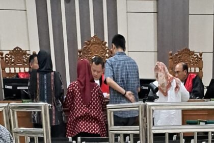 Penasihat hukum Mbak Ita dan Alwin (kerudung hitam dan merah) menunjukkan bukti-bukti untuk membantah putusan hakim, Kamis (23/4/2026). (bae)