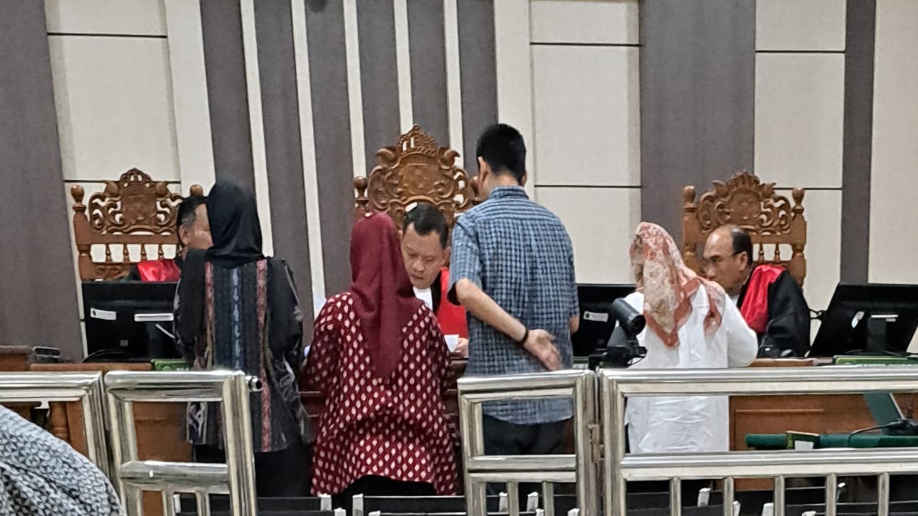 Penasihat hukum Mbak Ita dan Alwin (kerudung hitam dan merah) menunjukkan bukti-bukti untuk membantah putusan hakim, Kamis (23/4/2026). (bae)