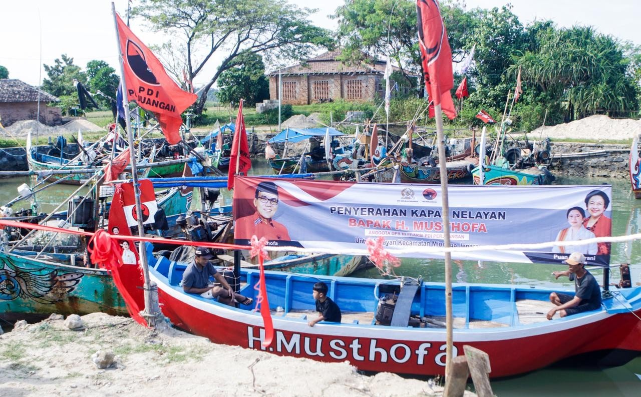 Anggota DPR RI dari Fraksi PDI Perjuangan, H. Musthofa, menyerahkan bantuan unit Kapal Sopek yang disalurkan melalui kolaborasi bersama DPC PDI Perjuangan Kabupaten Jepara.