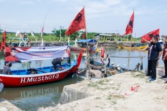 Anggota DPR RI dari Fraksi PDI Perjuangan, H. Musthofa, menyerahkan bantuan unit Kapal Sopek yang disalurkan melalui kolaborasi bersama DPC PDI Perjuangan Kabupaten Jepara.