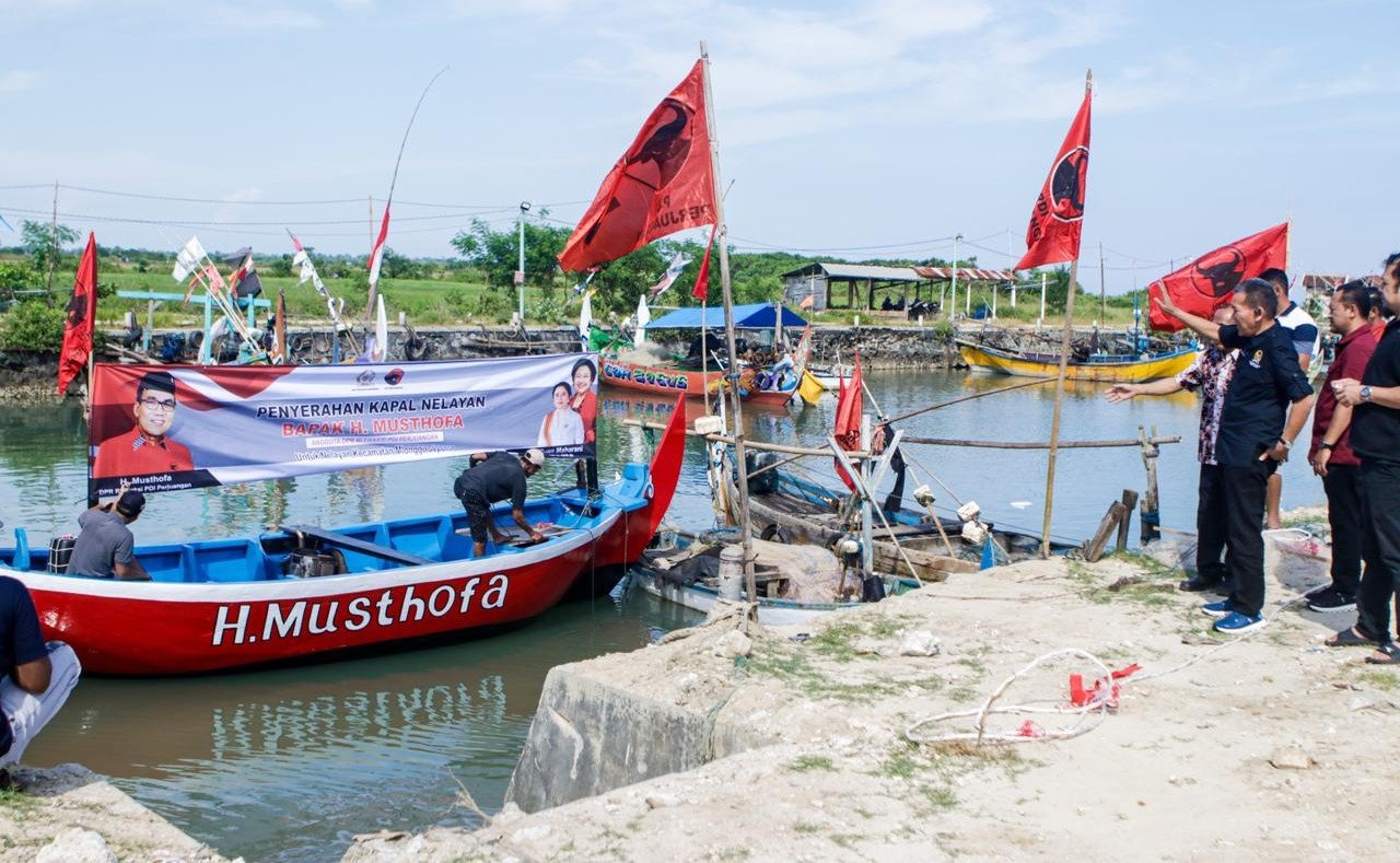 Anggota DPR RI dari Fraksi PDI Perjuangan, H. Musthofa, menyerahkan bantuan unit Kapal Sopek yang disalurkan melalui kolaborasi bersama DPC PDI Perjuangan Kabupaten Jepara.