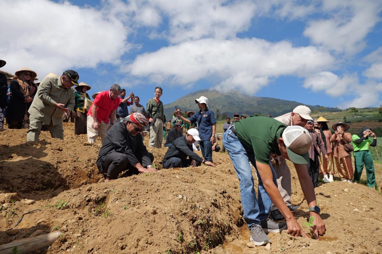 Bupati Temanggung Agus Gondrong bersama warga dan perwakilan perusahaan rokok menghadiri prosesi 'Wiwitan' atau mengawali musim tanam tembakau di Lereng Sumbing. Wiwitan adalah momen di mana doa, harapan, dan benih tembakau bertemu.