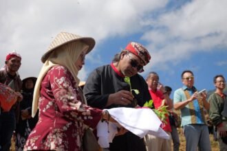 Bupati Temanggung Agus Gondrong bersama warga dan perwakilan perusahaan rokok menghadiri prosesi 'Wiwitan' atau mengawali musim tanam tembakau di Lereng Sumbing.