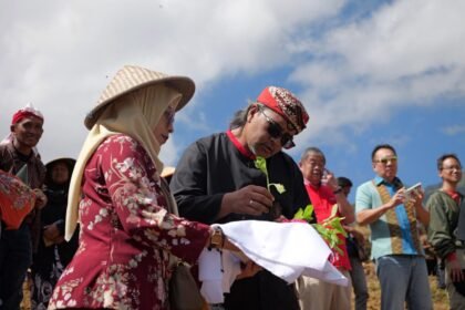 Bupati Temanggung Agus Gondrong bersama warga dan perwakilan perusahaan rokok menghadiri prosesi 'Wiwitan' atau mengawali musim tanam tembakau di Lereng Sumbing.