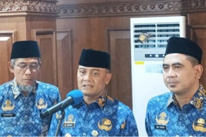 Gubernur Jateng Ahmad Luthfi (tengah) bersama Wakil Gubernur Jateng Taj Yasin Maimoen (kanan) dan Sekda Jateng Sumarno (kiri), memberikan pernyataan kepada wartawan seusai melantik puluhan pejabat baru di lingkungan Pemprov Jateng, Senin (27/4/2026).