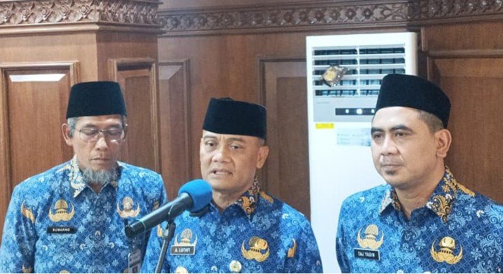 Gubernur Jateng Ahmad Luthfi (tengah) bersama Wakil Gubernur Jateng Taj Yasin Maimoen (kanan) dan Sekda Jateng Sumarno (kiri), memberikan pernyataan kepada wartawan seusai melantik puluhan pejabat baru di lingkungan Pemprov Jateng, Senin (27/4/2026).