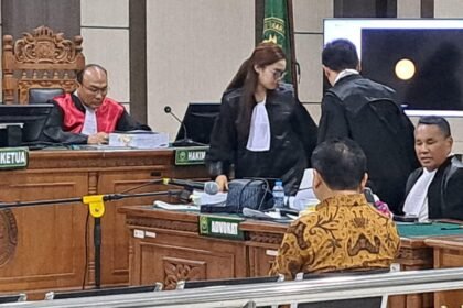 Hotman Paris dan tim mendampingi kliennya, bos Sritex dalam sidang kasus korupsi di Pengadilan Tipikor Semarang, Senin (27/4/2026). (bae)