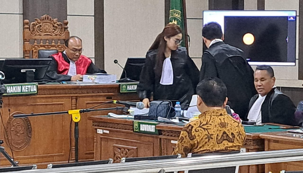 Hotman Paris dan tim mendampingi kliennya, bos Sritex dalam sidang kasus korupsi di Pengadilan Tipikor Semarang, Senin (27/4/2026). (bae)