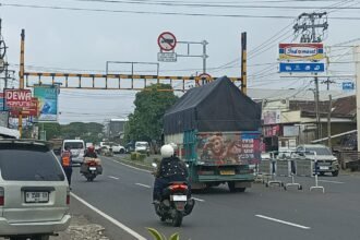 Sejumlah kendaraan melintasi portal yang dipasang di Jalan Prof Hamka, Ngaliyan, Semarang.
