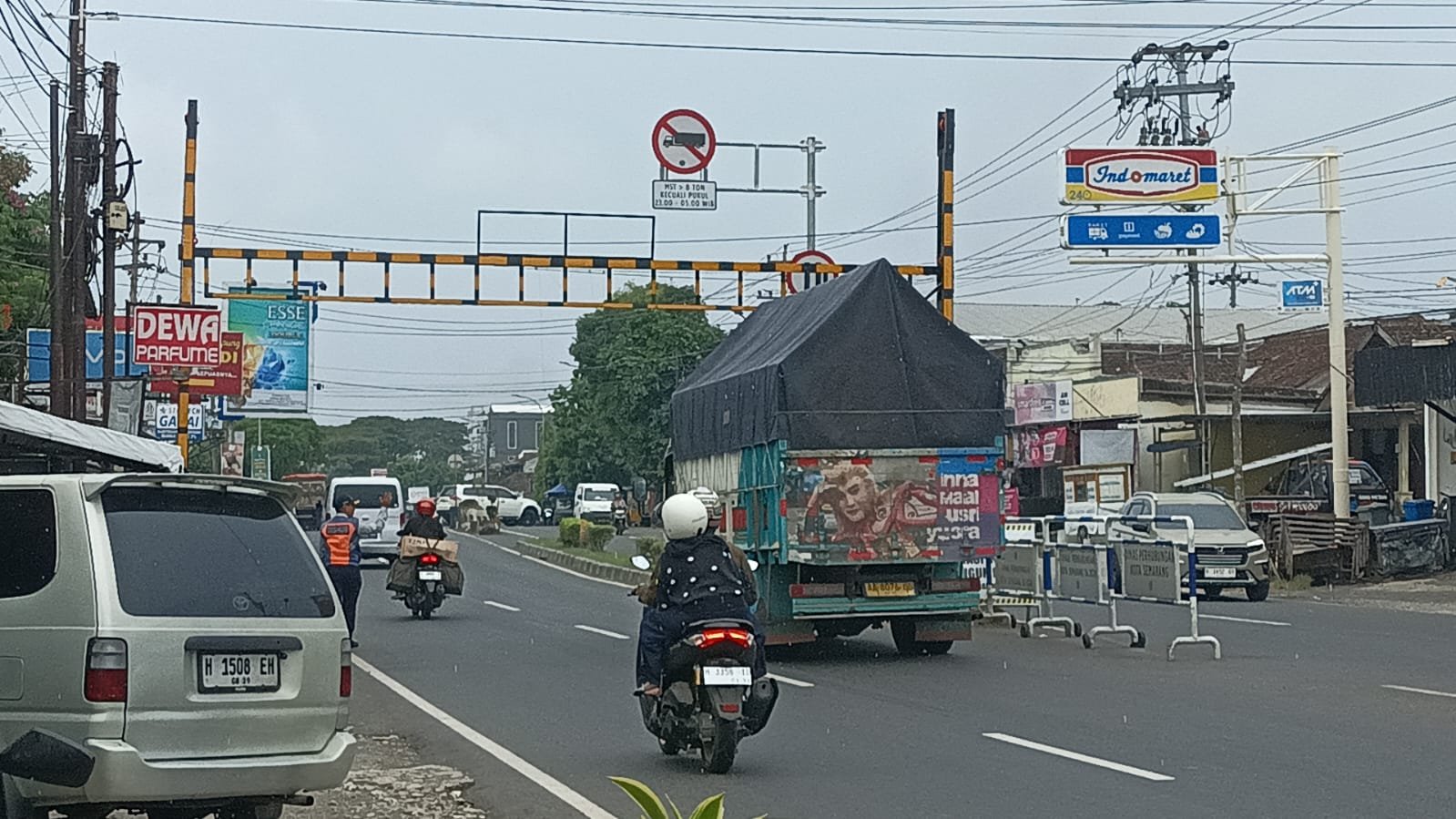 Sejumlah kendaraan melintasi portal yang dipasang di Jalan Prof Hamka, Ngaliyan, Semarang.