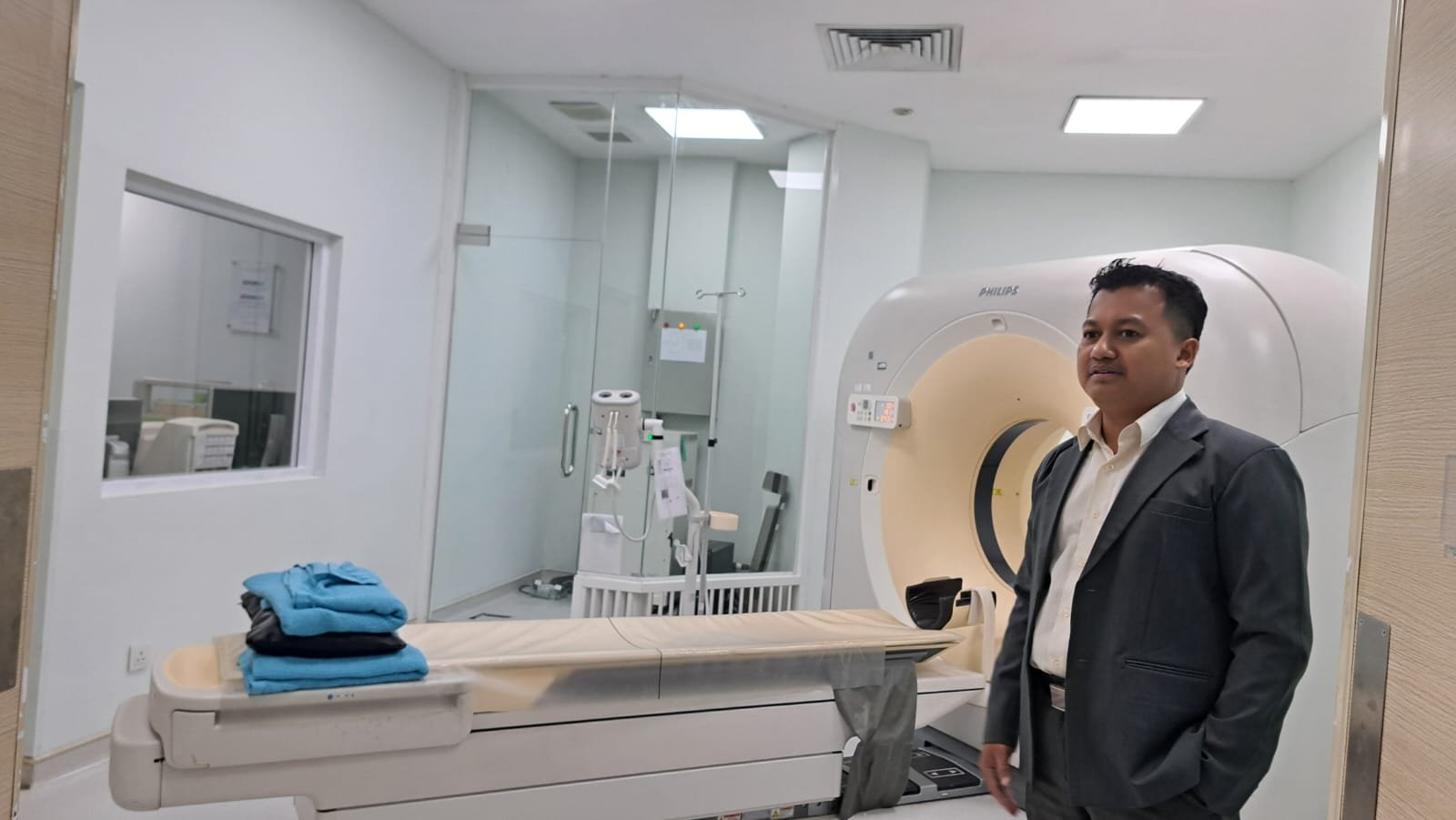 Petugas Columbia Asia Hospital Semarang menunjukkan teknologi canggih untuk diagnosis pasien, Rabu (29/4/2026). (bae)