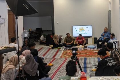 Ketua Dewan Pertimbangan Apindo Jateng, Frans Kongi, memberi pemaparan dalam diskusi publik “Titik Kumpul 2 SKS” bersama perwakilan organisasi buruh dan Peradi SAI Semarang, yang di selenggarakan bacaaja.co, Rabu (29/4/2026). (dul)