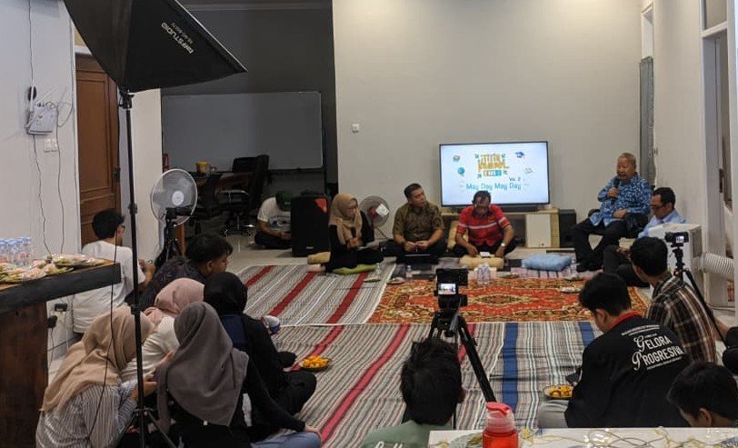 Ketua Dewan Pertimbangan Apindo Jateng, Frans Kongi, memberi pemaparan dalam diskusi publik “Titik Kumpul 2 SKS” bersama perwakilan organisasi buruh dan Peradi SAI Semarang, yang di selenggarakan bacaaja.co, Rabu (29/4/2026). (dul)