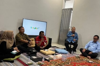 Ketua Dewan Pertimbangan Apindo Jateng, Frans Kongi, memberi pemaparan dalam diskusi publik “Titik Kumpul 2 SKS” bersama perwakilan organisasi buruh dan Peradi SAI Semarang, yang di selenggarakan bacaaja.co, Rabu (29/4/2026). (dul)