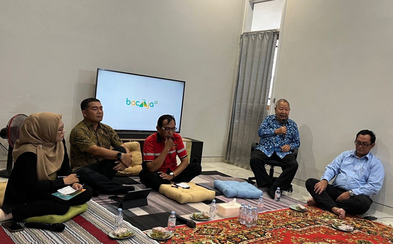 Ketua Dewan Pertimbangan Apindo Jateng, Frans Kongi, memberi pemaparan dalam diskusi publik “Titik Kumpul 2 SKS” bersama perwakilan organisasi buruh dan Peradi SAI Semarang, yang di selenggarakan bacaaja.co, Rabu (29/4/2026). (dul)