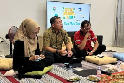 Ketua DPC Peradi SAI Semarang, Luhut Sagala (tengah) saat diskusi publik di kantor Bacaaja.co.