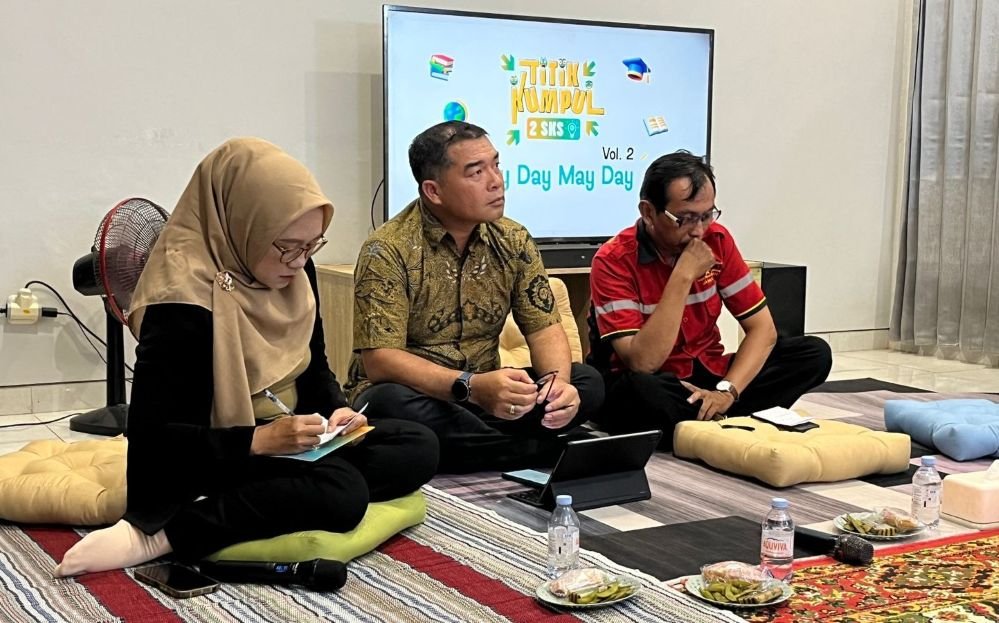 Ketua DPC Peradi SAI Semarang, Luhut Sagala (tengah) saat diskusi publik di kantor Bacaaja.co.