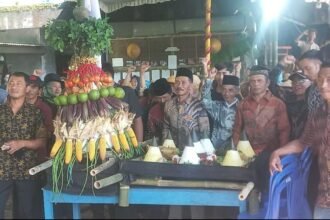 Arak-arakan hasil bumi dalam Festival Rakyat Jogo Lemah-Urep, bersama keluarga Besar Kawulo Alit, Sabtu (04/4/2026). (ist)