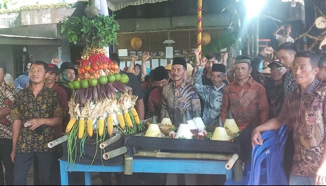 Arak-arakan hasil bumi dalam Festival Rakyat Jogo Lemah-Urep, bersama keluarga Besar Kawulo Alit, Sabtu (04/4/2026). (ist)
