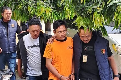 Tampang Dito (baju oranye), begal sadis yang tega membacok korbannya dengan pisau lipat digiring polisi ke tahanan, Rabu (8/4/2026). (bae)
