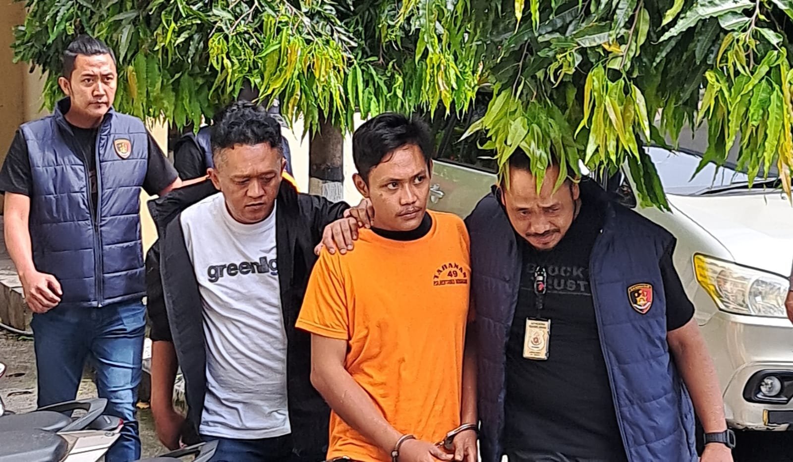 Tampang Dito (baju oranye), begal sadis yang tega membacok korbannya dengan pisau lipat digiring polisi ke tahanan, Rabu (8/4/2026). (bae)