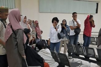 Kerabat Jaka Sawaldi, mantan Sekda Klaten menangis di ruang sidang saat dengar putusan korupsi sewa Plaza di Pengadilan Tipikor Semarang, Rabu (15/4/2026). (bae)