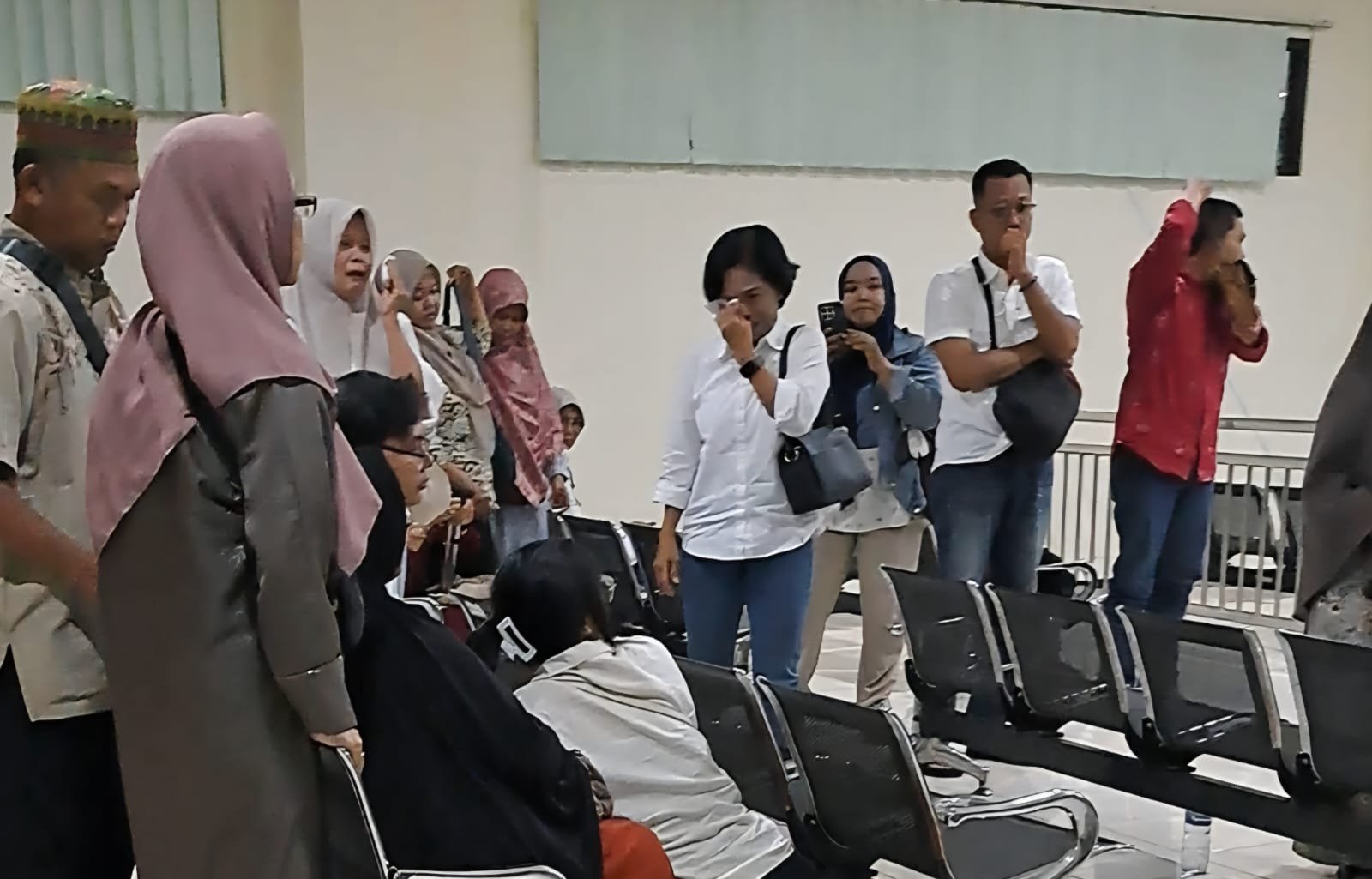 Kerabat Jaka Sawaldi, mantan Sekda Klaten menangis di ruang sidang saat dengar putusan korupsi sewa Plaza di Pengadilan Tipikor Semarang, Rabu (15/4/2026). (bae)