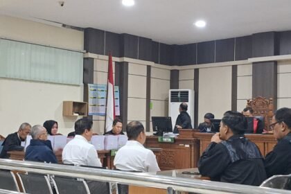 Dua bos Sritex (kemeja putih) sedang mengikuti sidang tuntutan di Pengadilan Tipikor Semarang, Senin (20/4/2026). (bae)